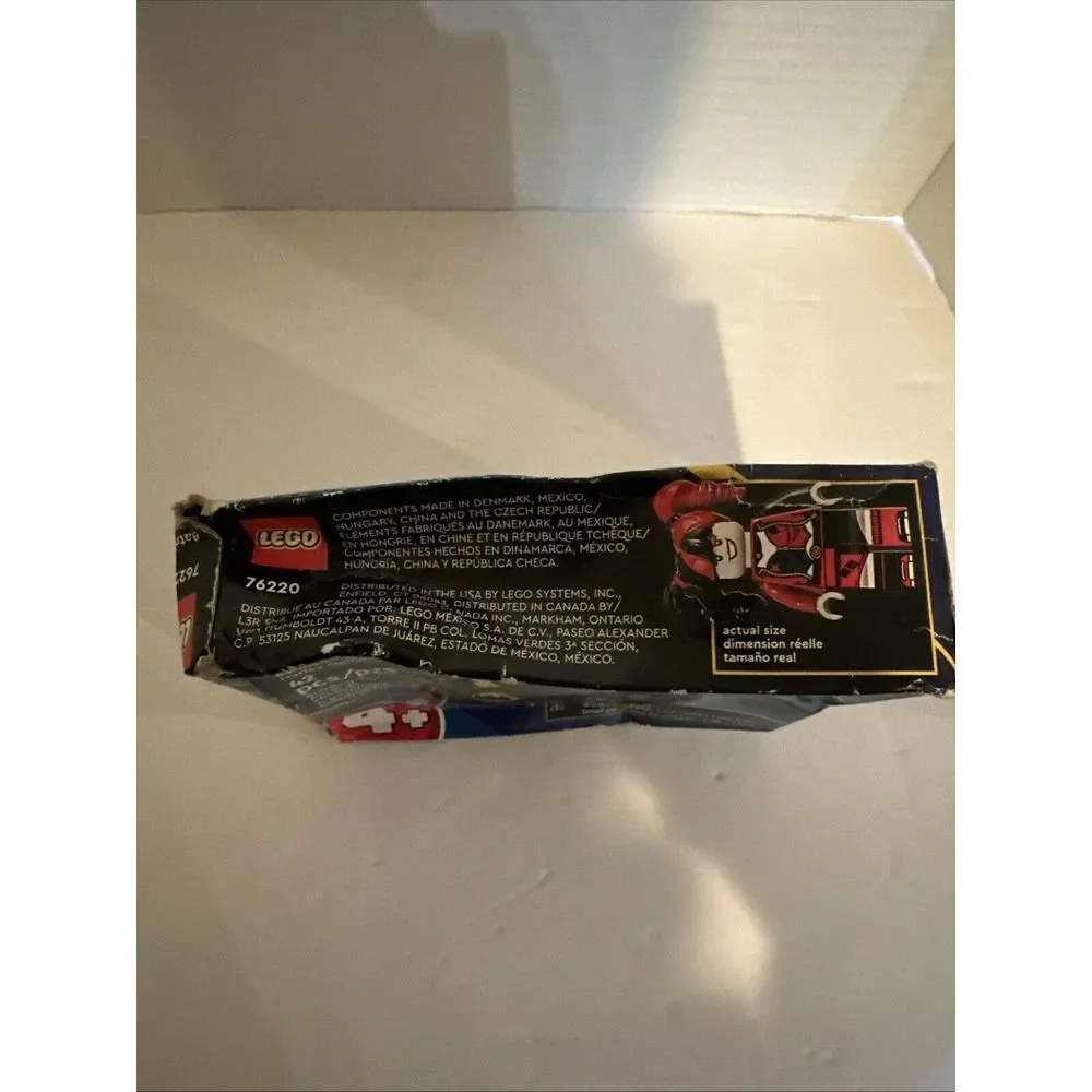 LEGO SUPER HEROES BATMAN VERSUS HARLEY QUINN SET NUMBER (76220) NEW WITH DAMAGE!